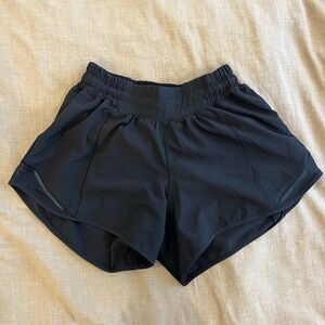 Lululemon Hotty Hot 2.5” Low Rise shorts